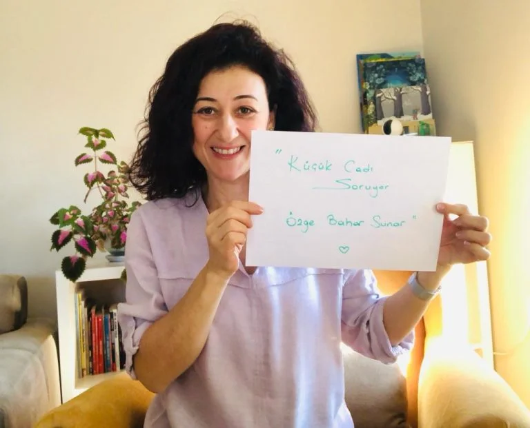 Cadılar Soruyor, Özge Bahar Sunar Yanıtlıyor